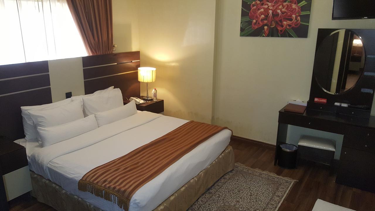 Boulevard City Suites Hotel Apartments Дубай Екстериор снимка