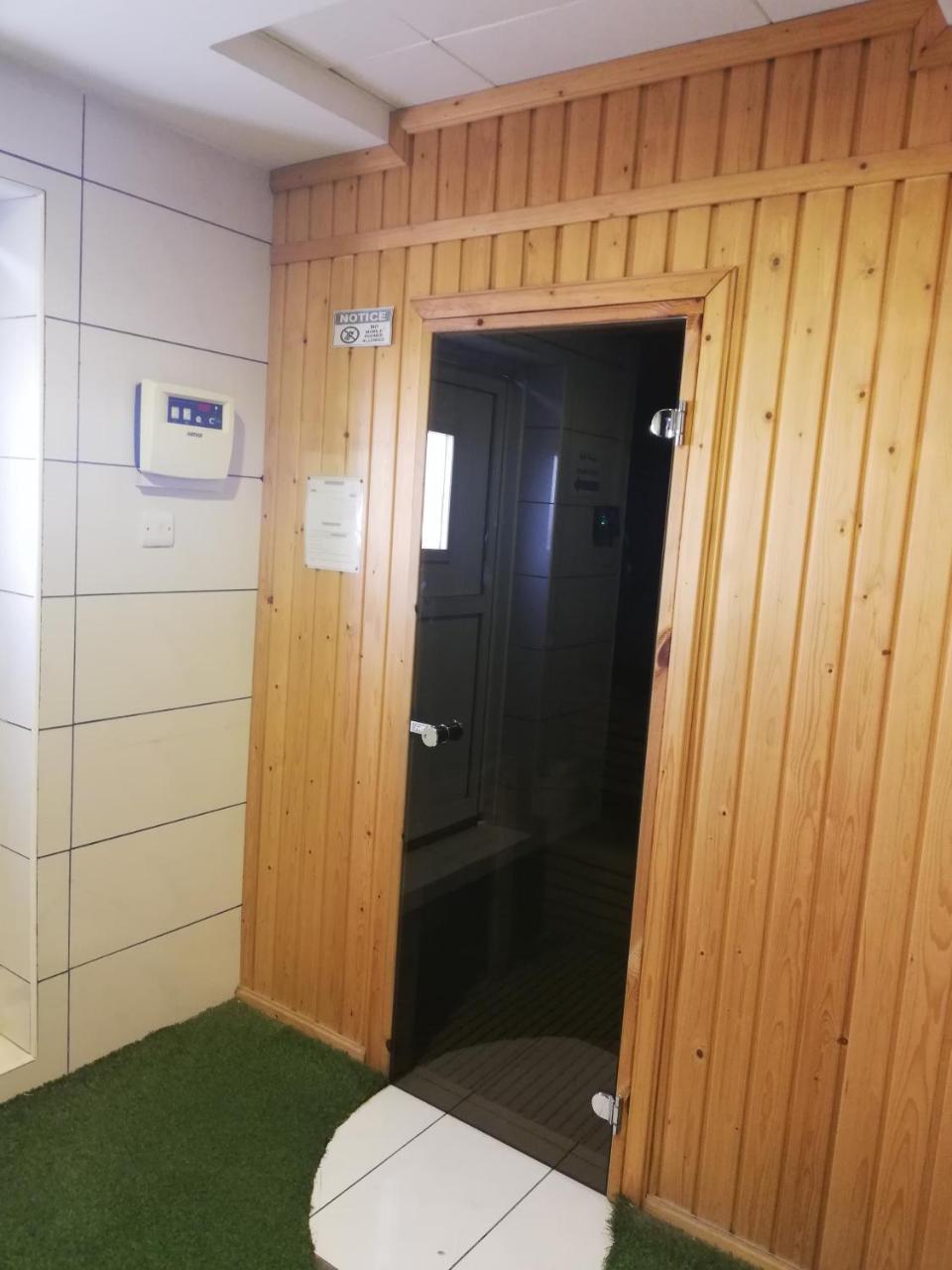Boulevard City Suites Hotel Apartments Дубай Екстериор снимка